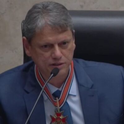 Tarcísio de Freitas pede desculpas por brincadeira sobre Coca-Cola em coletiva