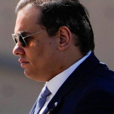 Trump perdoa George Santos e ex-deputado dos EUA deixa prisão