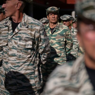 Venezuela reforça tropas e arma civis diante de avanço militar dos EUA no Caribe