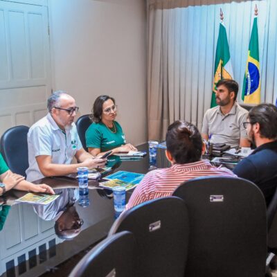 PREFEITO LUCAS GALVÃO RECEBE REPRESENTANTES DO IDEMA/RN PARA DISCUTIR CRIAÇÃO DO REFÚGIO DA VIDA SILVESTRE SERRA DAS ARARAS