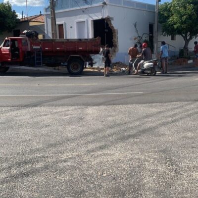 Caminhão desgovernado atinge casa em Acari