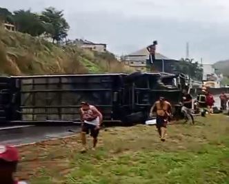 Ônibus com torcedores do Flamengo tomba na Rodovia Presidente Dutra