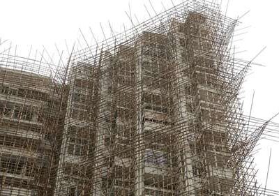 Bambu agrava incêndio catastrófico em Hong Kong por sua alta inflamabilidade