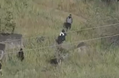 Bandidos armados fogem pelo Morro do Fubá durante operação da PM no Rio