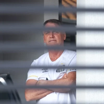 Bolsonaro acumula salário do PL e aposentadorias com pena de 27 anos