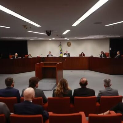 Bolsonaro e outros sete condenados da trama golpista começam a cumprir pena