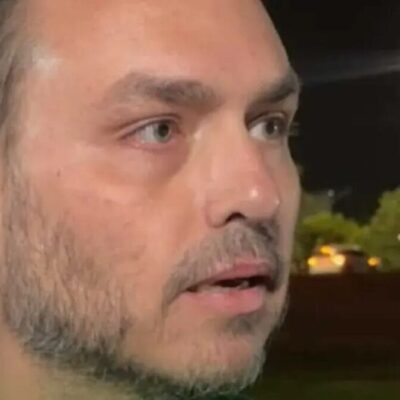 Carlos Bolsonaro critica soltura de Daniel Vorcaro e mantém prisão de Jair Bolsonaro