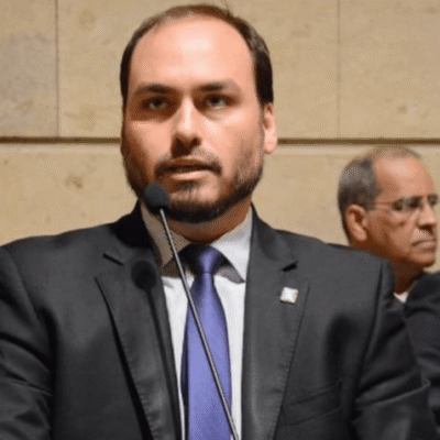 Carlos Bolsonaro questiona prisão de pai após libertação de banqueiro Vorcaro