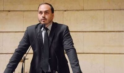 Carlos Bolsonaro vê pressão para ex-presidente ceder capital político