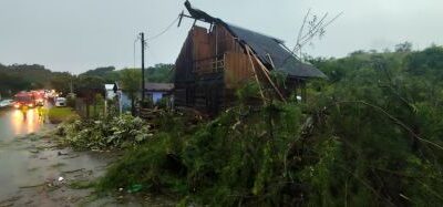 Ciclone Extratropical Causa Destelhamentos e Quedas de Árvores em SC
