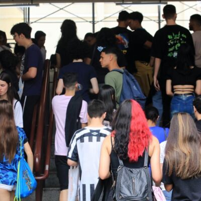 Ciclone extratropical perde força mas mantém mar agitado no Sudeste