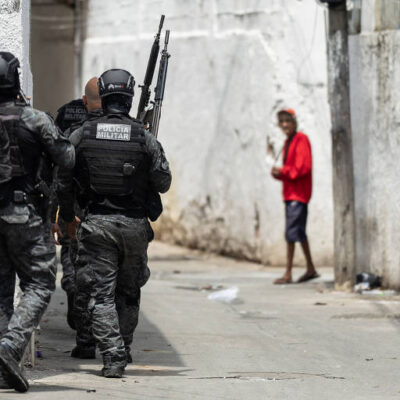 Cinco PMs presos por suspeita de furtar fuzil em operação na Penha