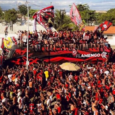 Confusão no embarque do Flamengo para final da Libertadores deixa feridos e ônibus depredado