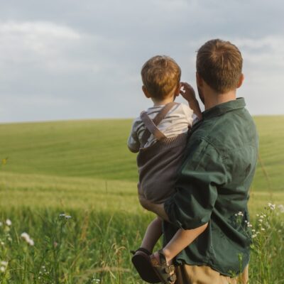 Câmara aprova ampliação gradual da licença-paternidade no Brasil até 2027