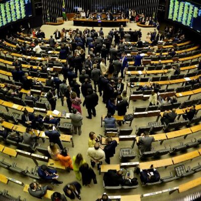 Câmara aprova projeto que dificulta aborto legal para crianças e adolescentes