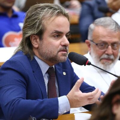 Deputado Eros Biondini vota contra PL Antifacção por engano e pede correção