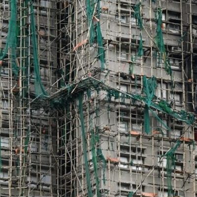 Diretores de empreiteira presos após incêndio que matou 55 em Hong Kong