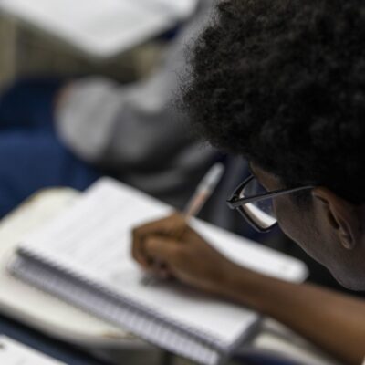 Enem 2025 começa com 4,8 milhões inscritos; veja horários e regras