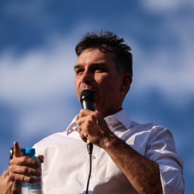 Flávio Bolsonaro assume porta-voz e defende anistia após prisão de Jair Bolsonaro