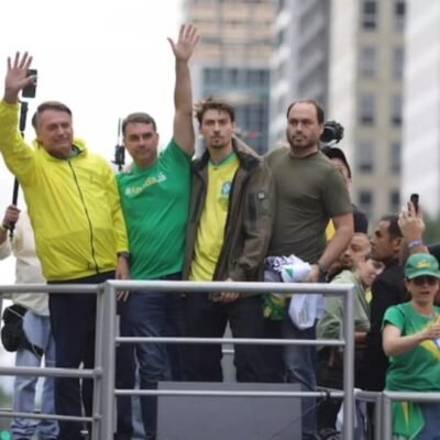 Flávio Bolsonaro defende PL após suspensão de salário de Jair Bolsonaro
