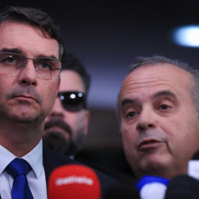 Flávio Bolsonaro defende anistia e critica Alexandre de Moraes após prisão de ex-presidente