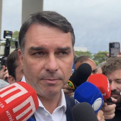 Flávio Bolsonaro diz que pai pediu anistia ao Congresso para envolvidos no 8 de Janeiro