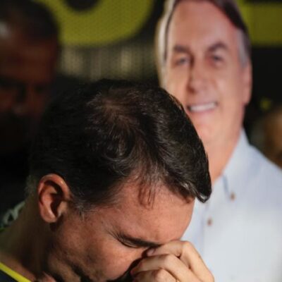 Flávio Bolsonaro lidera vigília pela saúde de Jair Bolsonaro em Brasília