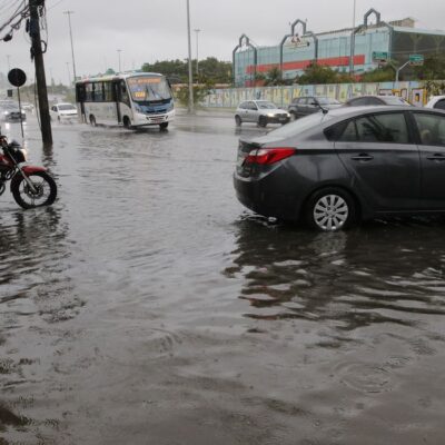 Frente fria provoca alagamentos e queda de árvores no Rio de Janeiro