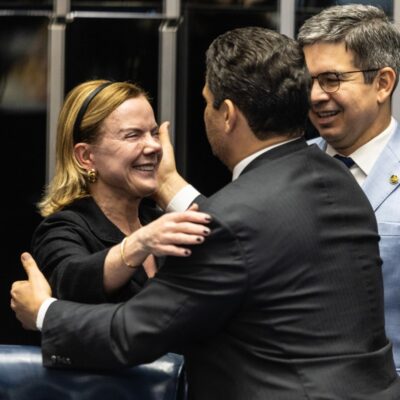 Gleisi nega negociação de cargos após crítica de Alcolumbre ao governo