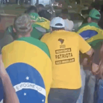 Homem é agredido durante vigília pró-Bolsonaro em Brasília após discurso crítico
