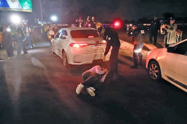 Homem é agredido por apoiadores de Bolsonaro durante vigília por Flávio