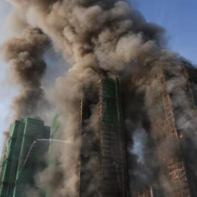 Incêndio em Hong Kong deixa 128 mortos e 200 desaparecidos