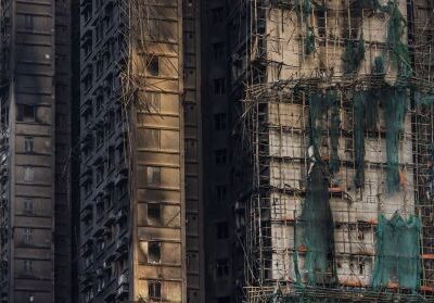 Incêndio em Hong Kong deixa 128 mortos e busca prossegue