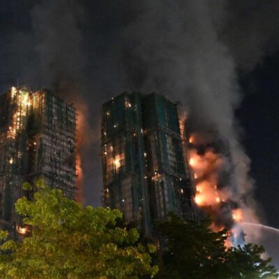 Incêndio em Hong Kong deixa 36 mortos e alastra durante a noite