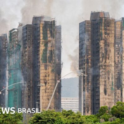 Incêndio em Hong Kong mata 55 e deixa mais de 270 desaparecidos em condomínio