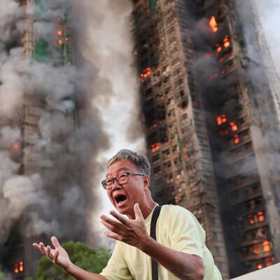 Incêndio em prédios residenciais de Hong Kong deixa 55 mortos e dezenas desaparecidos