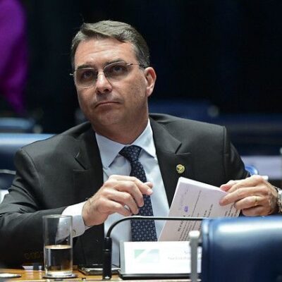 Jurista alerta que discurso de Flávio Bolsonaro é chamamento à guerra