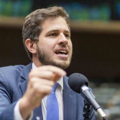 Licença-paternidade ampliada é crucial para reduzir desigualdade salarial, dizem especialistas