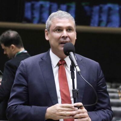 Líder do PT reconhece crise de confiança entre governo Lula e presidente da Câmara