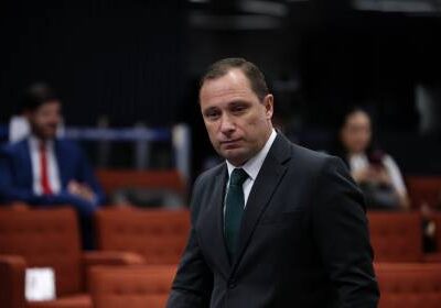 Mauro Cid retira tornozeleira após dois anos no caso do golpe