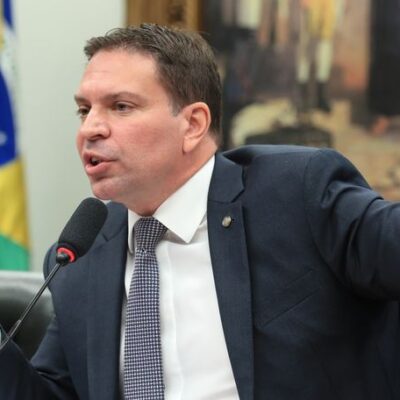 Moraes comunica à Câmara perda do mandato de Ramagem, foragido nos EUA