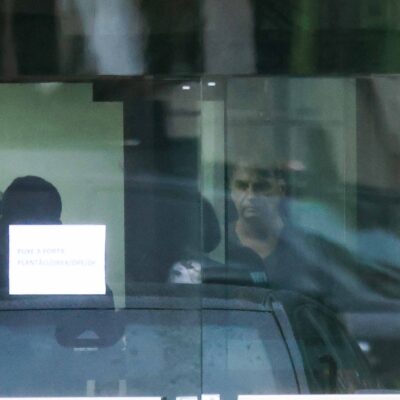 Mudança na versão sobre tornozeleira complica defesa de Bolsonaro, dizem investigadores