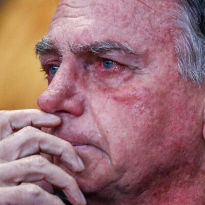 PL suspende salário e funções de Bolsonaro após condenação e prisão