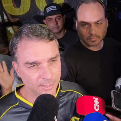 PSOL protocola notícia-crime contra Flávio Bolsonaro por incitação ao crime