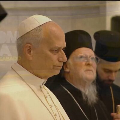 Papa Leão XIV visita Mesquita Azul em Istambul na primeira viagem internacional