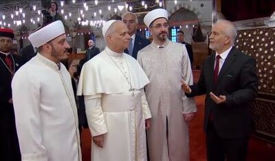 Papa Leão XIV visita Mesquita Azul em Istambul sem rezar no local