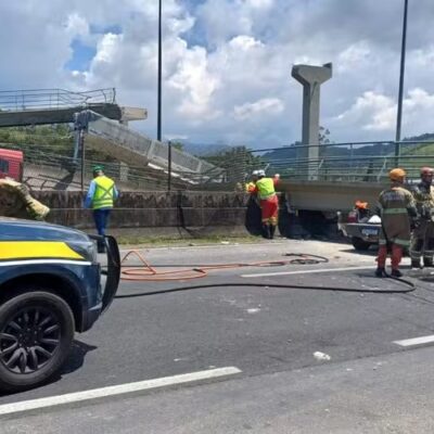 Passarela despenca sobre carro na BR-116 e mata motorista em Magé