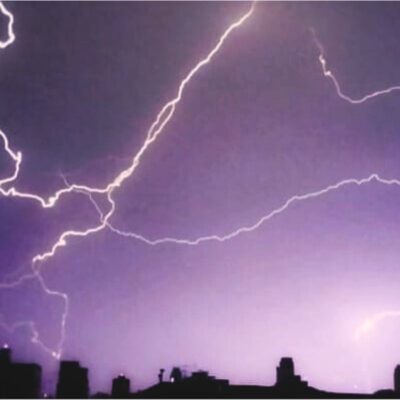 Primeiros raios do ciclone registram ventos de 99 km/h no litoral de SP