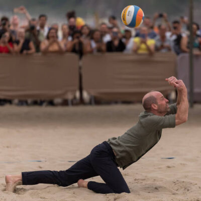 Príncipe William visita Copacabana, joga vôlei e acompanha simulação de resgate