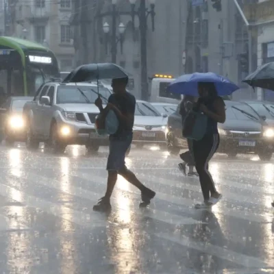 Semana começa com chuva forte e temporais em várias regiões do Brasil